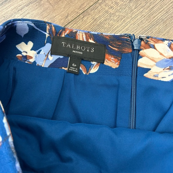 TALBOTS BLUE FLORAL PENCIL SKIRT IN SIZE 6p - Picture 4 of 9